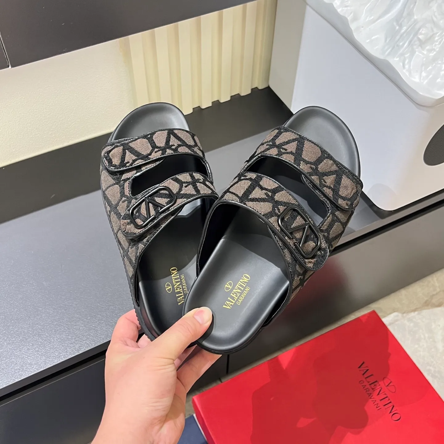 p300《VALENTINO》Warren Men🧍‍♂️Spring and Summer New Style. Cowhide logo flat slippers, elegant sandals, the same style worn by celebrities, original molding, imported calfskin. Rubber outsole. Soft and durable, full set of counter packaging, 38-44!